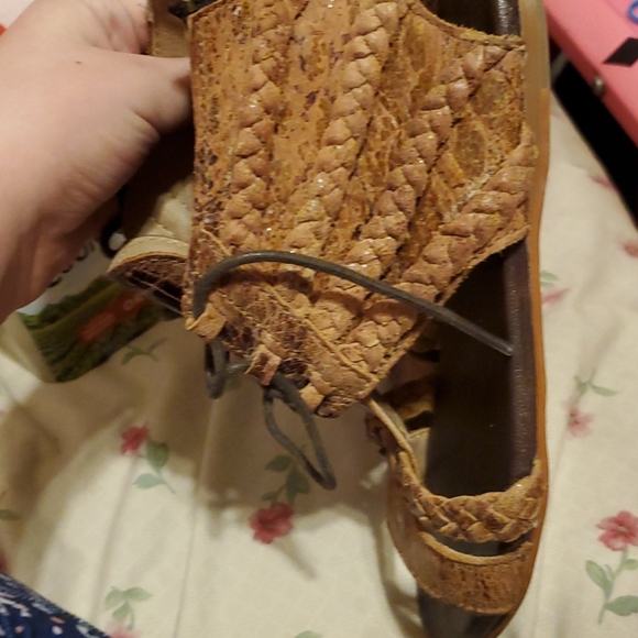 Shos - Picture 2 of 4